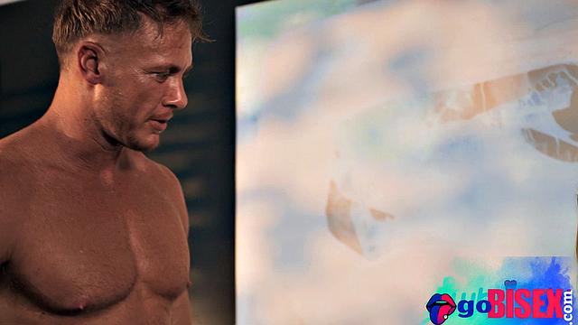 Дерзкая би-девка в чулках жарит двоих самцов сразу