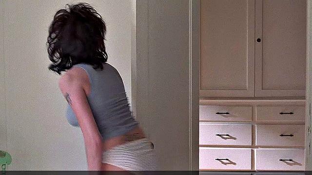 анджелина джоли проверяет, кто круче - девчонки или блокбастеры