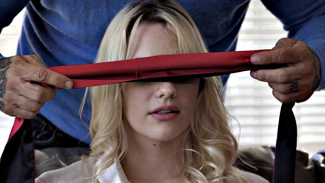 Блондинка в повязке теряет контроль и жадно трахается на диване