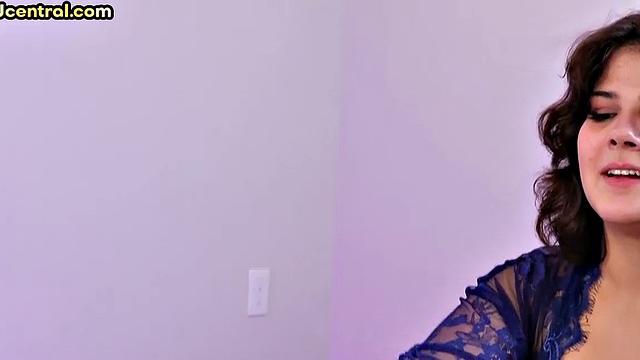 госпожа с огромными сиськами жёстко трахает член между масляными грудями