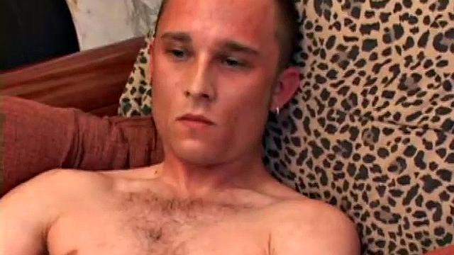 Casey Olson дрочит член и кончает на камеру