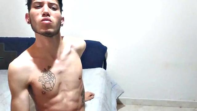 стройный латинский парень раздевается в спальне и дрочит