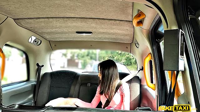 Британка Tasha Lustn раздвигает ноги в такси и получает густой итальянский фэйситинг от водителя в тесной машине, когда не может оплатить поездку.