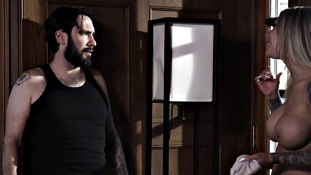 милфа с маленькой грудью разносит парня в постели