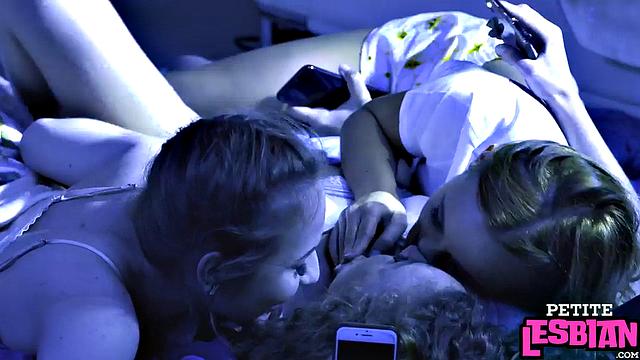 дикая лесби-тройка: худышка визжит на большом дилдо