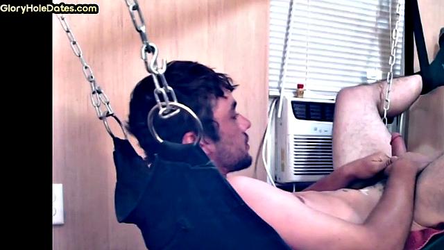 зрелый папик в очках жестко трахается с пассивом на слинге