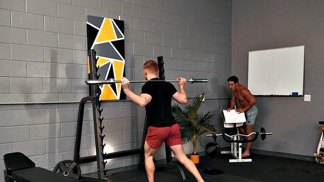 фитоняшка в спортзале бурит зад своего дружка, тренажёры нервно курят