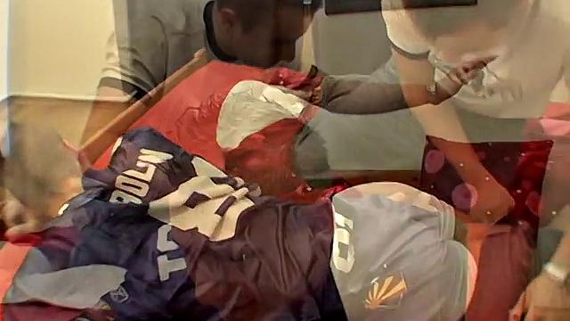 Кит Ледж шлёпает Питера по заднице, пока тот не умоляет о большем