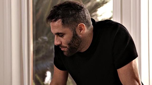 сочная мулатка с гладкой кожей страстно скачет на члене любимого