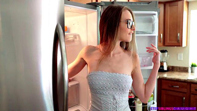 Бритая блондинка Kyler Quinn жестко скачет на члене сводного брата в pov