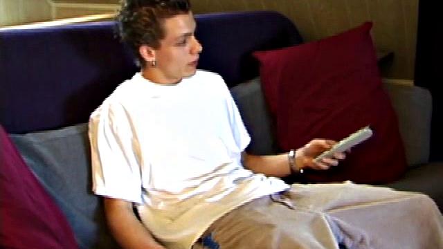 Шейн дрочит обеими руками, заводится до предела и выстреливает мощно