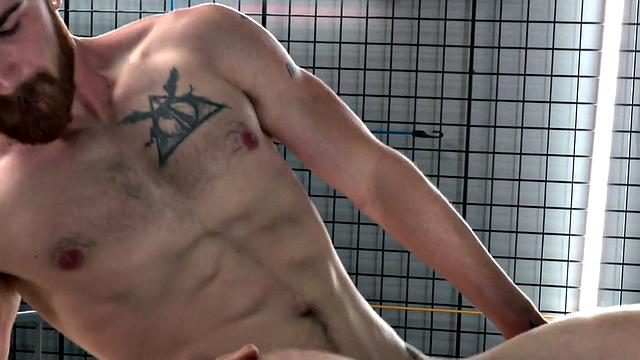 Татуированный качок вылизывает жопу и трахается без резинки до кончи