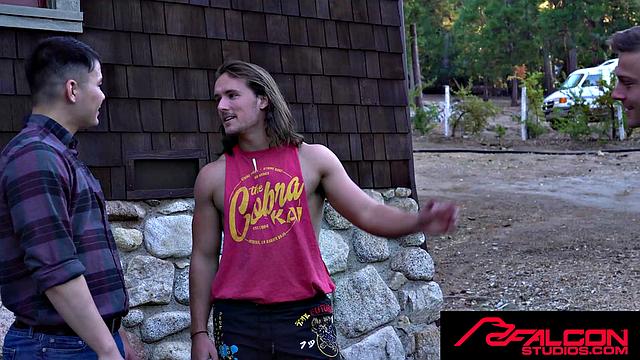 колтон рис жестко долбит азиатского красавчика у камина