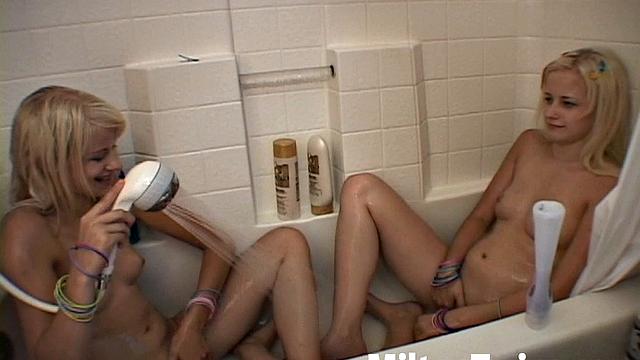 Близняшки Milton жарко трутся друг о друга в ванне без остановки