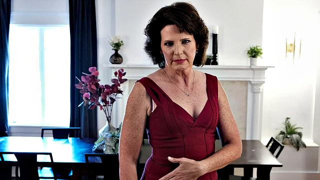 стильная милфа бет разносит свою волосатую киску по полной