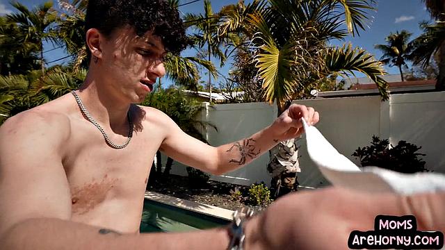 Cockhungry MILF pussyfucked by stud