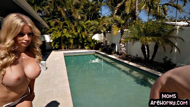 Cockhungry MILF pussyfucked by stud