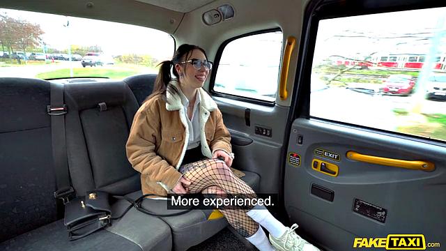 Опытный мужик довёл Giada Suicide до экстаза на заднем сиденье такси.
