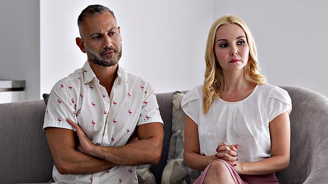 психологи устраивают групповую оргию с обменом партнёрами на диване