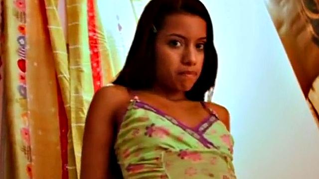 колумбийская малышка в чулках: пальцы в дело, бельё на месте