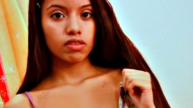 колумбийская малышка в чулках: пальцы в дело, бельё на месте