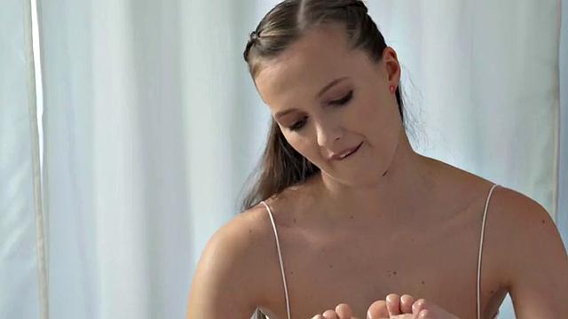 threesome dykes lick pussy in hostel room after oiled massage