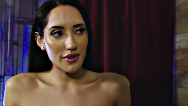 брюнетка разносит батюшку по полной