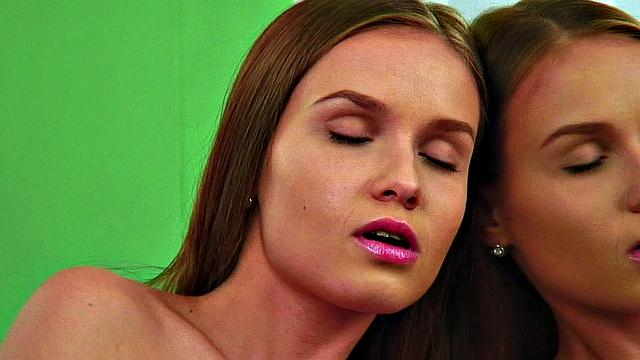 Блондинка Меган с брекетами дрочит у зеркала