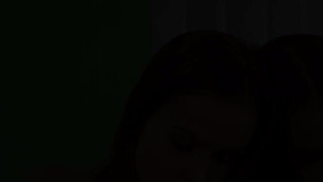 Блондинка Меган с брекетами дрочит у зеркала