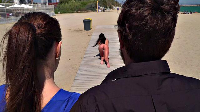 скромная брюнетка раздевается и ползает голая на глазах у прохожих