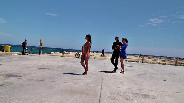 скромная брюнетка раздевается и ползает голая на глазах у прохожих