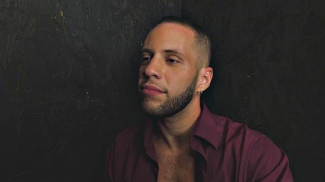 транс-брюнетка в чулках берет в рот через дырку и идет в разнос без резинки