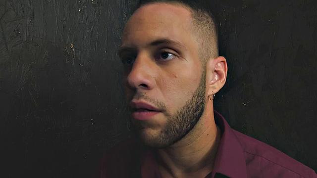 транс-брюнетка в чулках берет в рот через дырку и идет в разнос без резинки