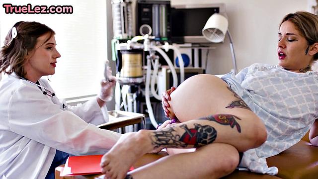 Bigass babe analfisted by lesbo doc