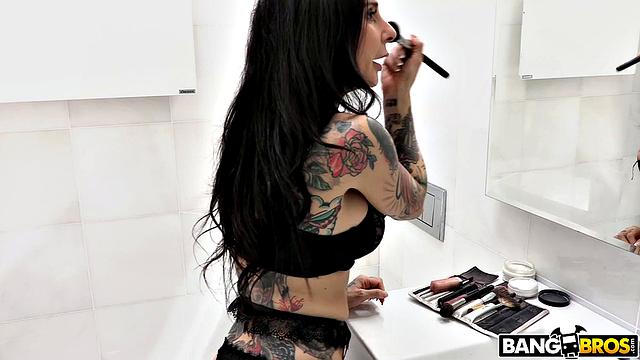 Джоанна Энджел соблазняет Small Hands и получает жёсткий трах дома во время карантина во все щели, сперма на сиськи, минет и страсть на максимум.