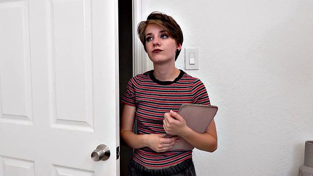 Дакота Бёрнс раздвигает ноги и жадно скачет на члене в спальне