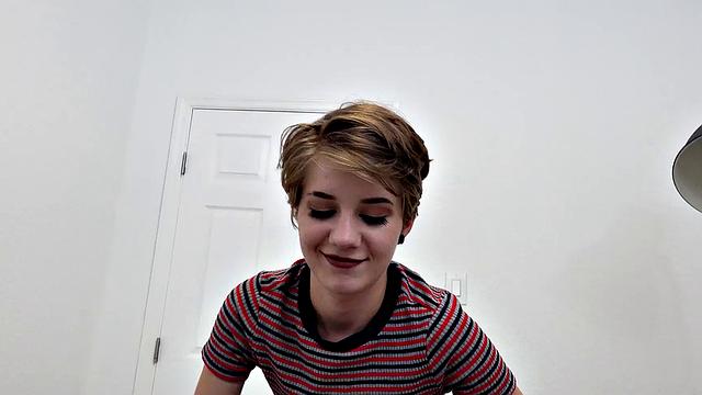 Дакота Бёрнс раздвигает ноги и жадно скачет на члене в спальне