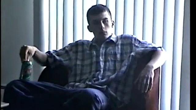 Бостонская пара жестко дрочит и заливает спермой ладонь