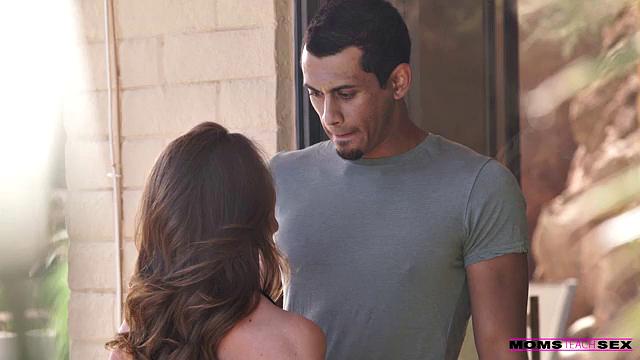 силвия сейдж и ария александер по очереди трахаются и делают минет настоящему жеребцу