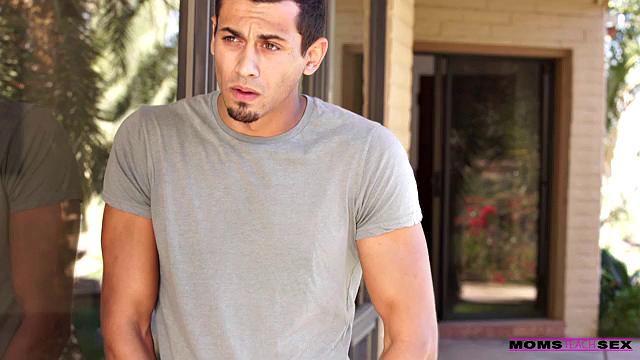 силвия сейдж и ария александер по очереди трахаются и делают минет настоящему жеребцу