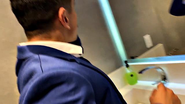 Делает работу, но всё равно успевает на быстрый офисный секс с коллегой