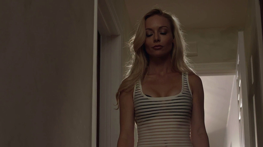 две блондинки устраивают битву лифчиков и поцелуев