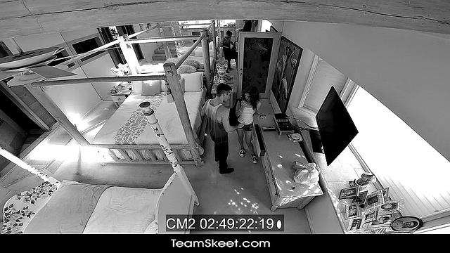 рыжая малышка сосет и получает на лицо от здорового члена