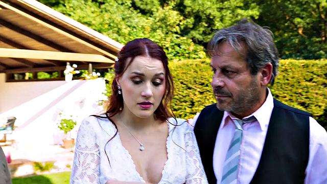 Рыжая невеста закрыла долг хорошей публичной еблей