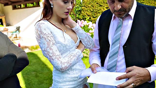 Рыжая невеста закрыла долг хорошей публичной еблей