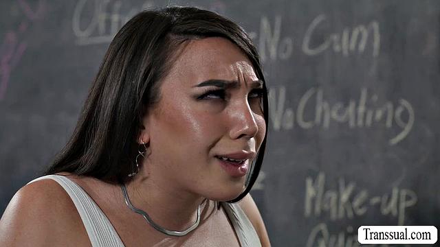 Кейси Кейи устроила трах в офисе с отчимом-преподавателем, пока никто не видел - транс вечеринка на грани!