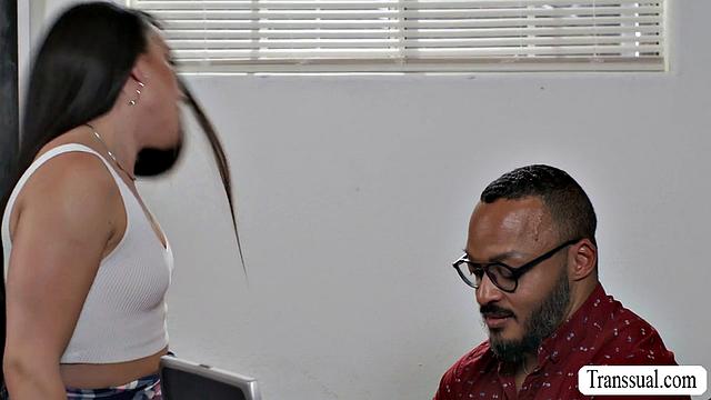 Кейси Кейи устроила трах в офисе с отчимом-преподавателем, пока никто не видел - транс вечеринка на грани!