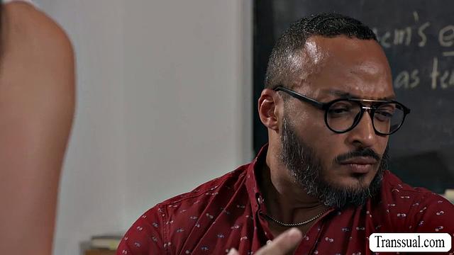 Кейси Кейи устроила трах в офисе с отчимом-преподавателем, пока никто не видел - транс вечеринка на грани!