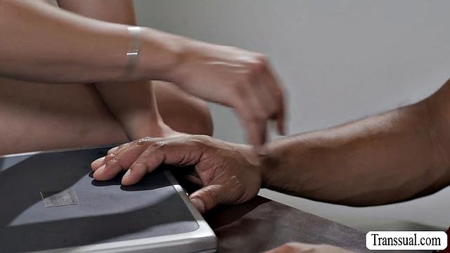 Кейси Кейи устроила трах в офисе с отчимом-преподавателем, пока никто не видел - транс вечеринка на грани!