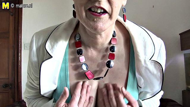 британская зрелая тётка раздвигает киску и получает жёстко